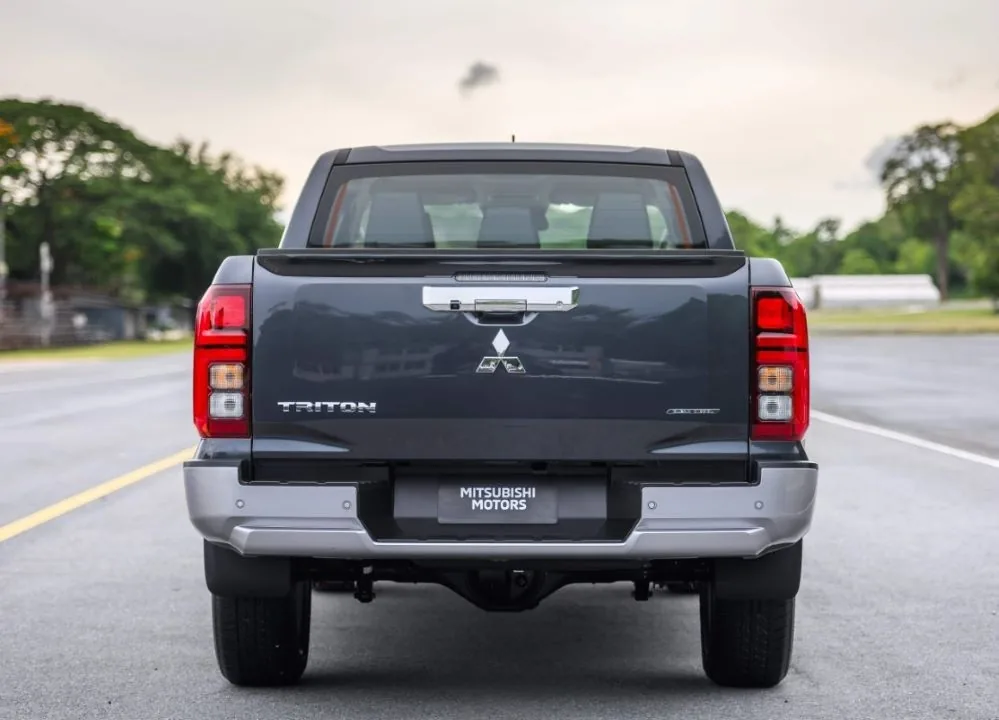 Mitsubishi Triton 2.4 D Terra Auto 4WD